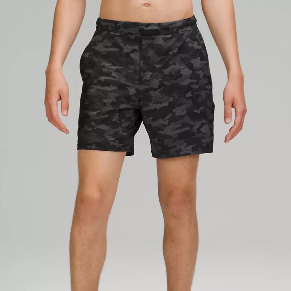 Lululemon men’s black camo shorts size medium